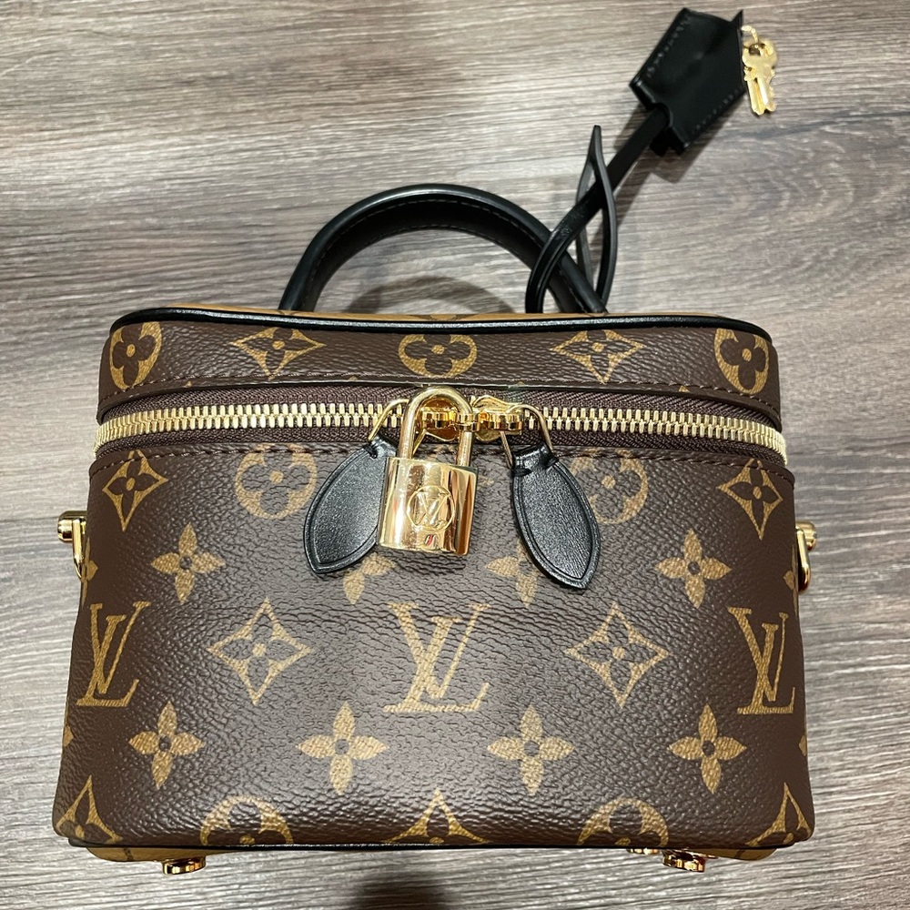LOUIS VUITTON
Reverse Monogram Vanity PM